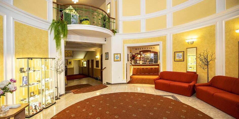 Hotel Flora Marianske Lazne Exterior photo