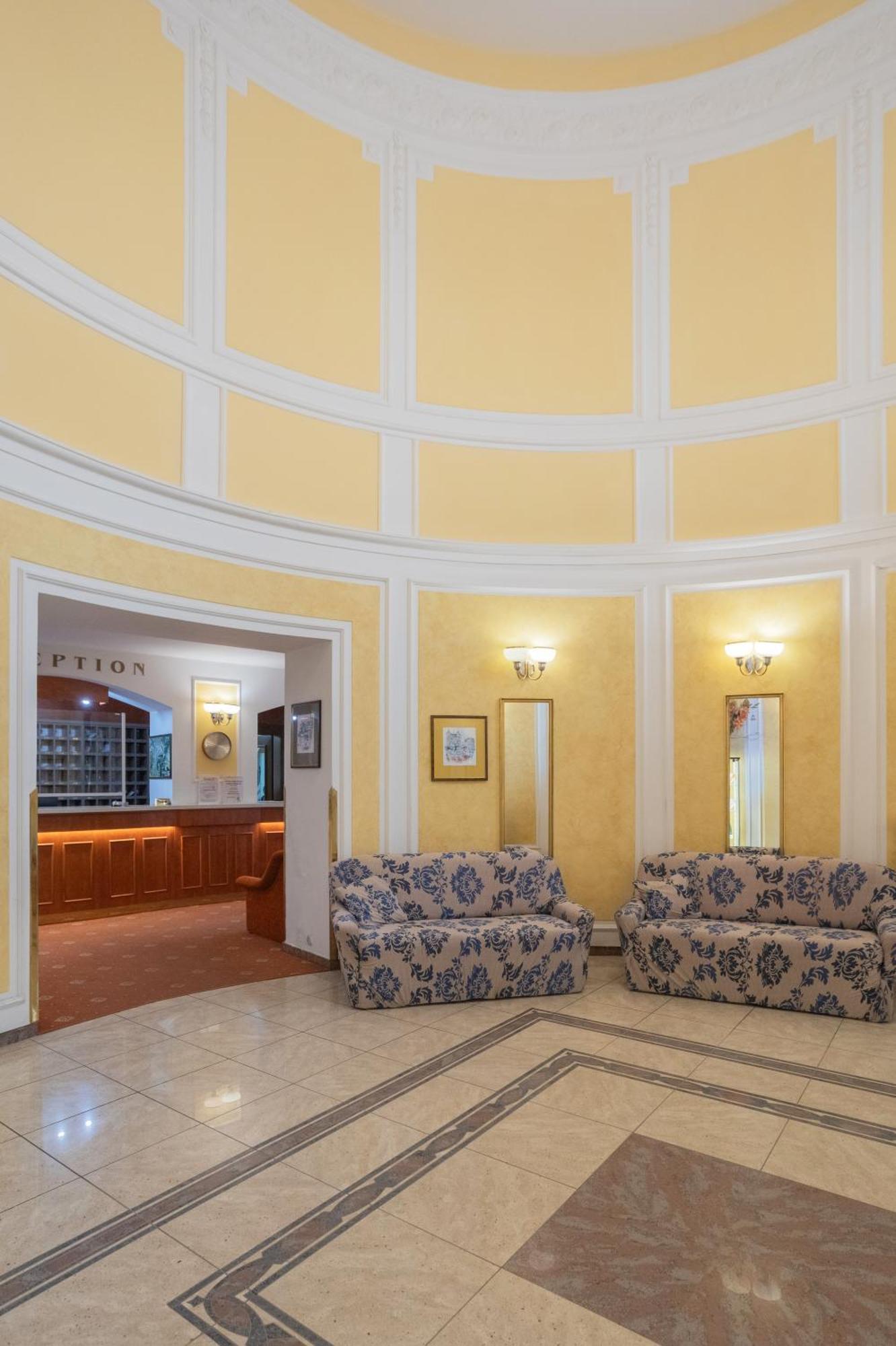 Hotel Flora Marianske Lazne Exterior photo