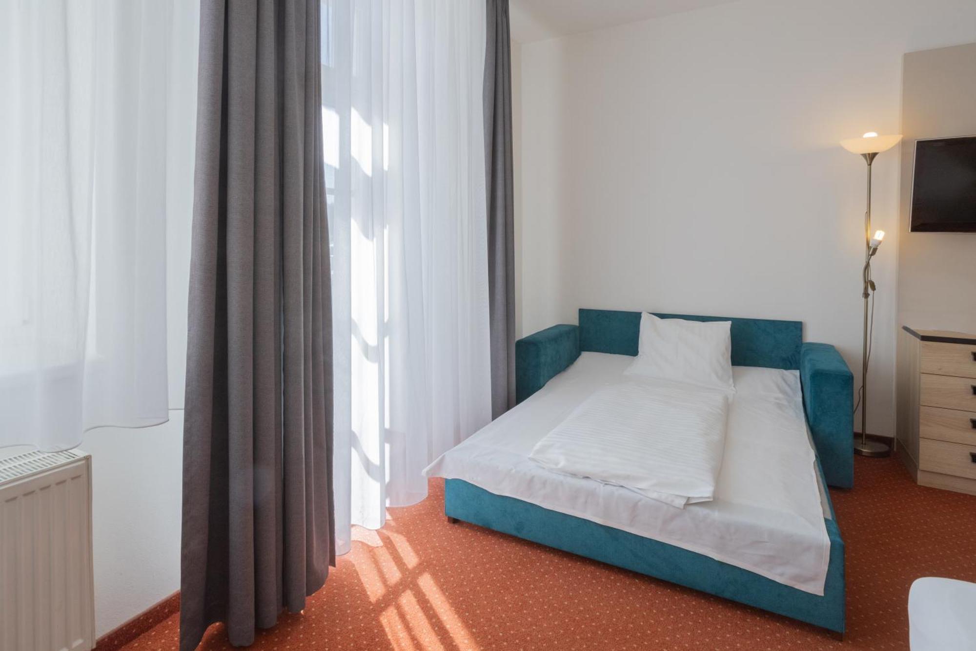 Hotel Flora Marianske Lazne Exterior photo