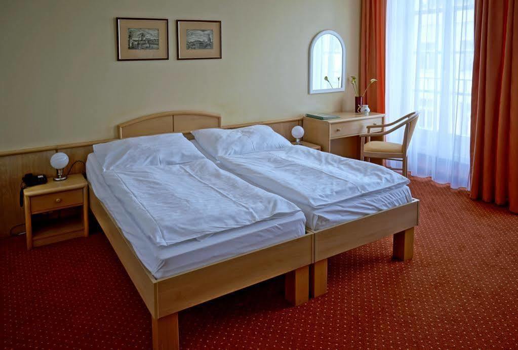 Hotel Flora Marianske Lazne Exterior photo